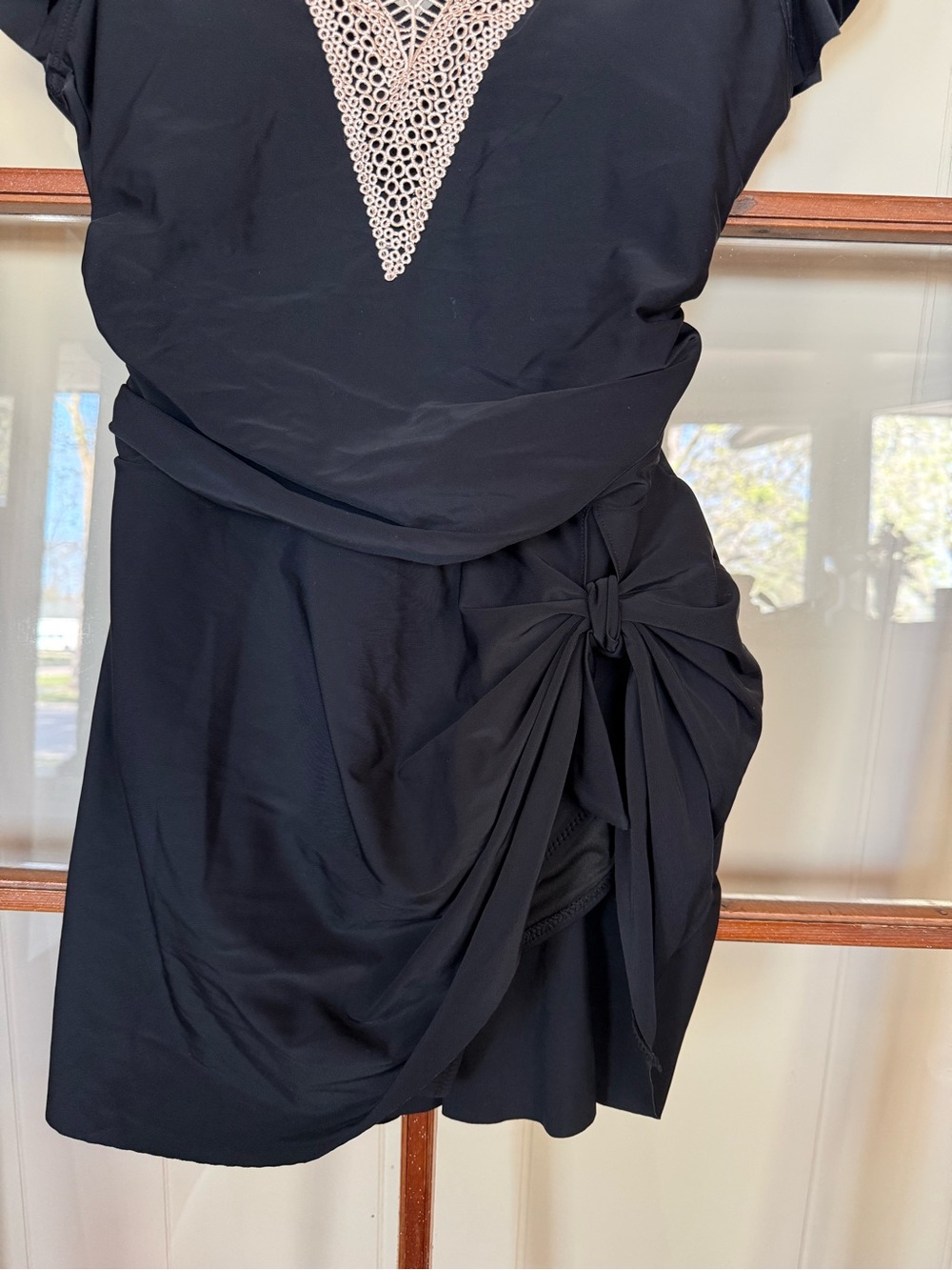 Blooming Jelly Women's Tummy Control V-Neck Black Flutter Sleeve Swim Dress - M - Picture 5 of 10